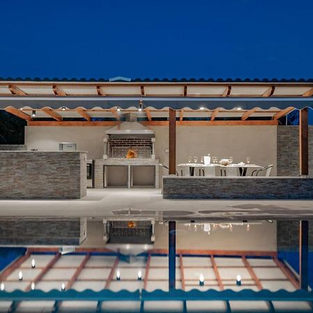 Antonia Villa - Luxurious Serenity With Private Pool, By Zantewize Kalipadhon Exterior photo