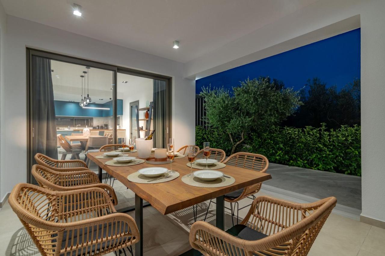 Antonia Villa - Luxurious Serenity With Private Pool, By Zantewize Kalipadhon Exterior photo