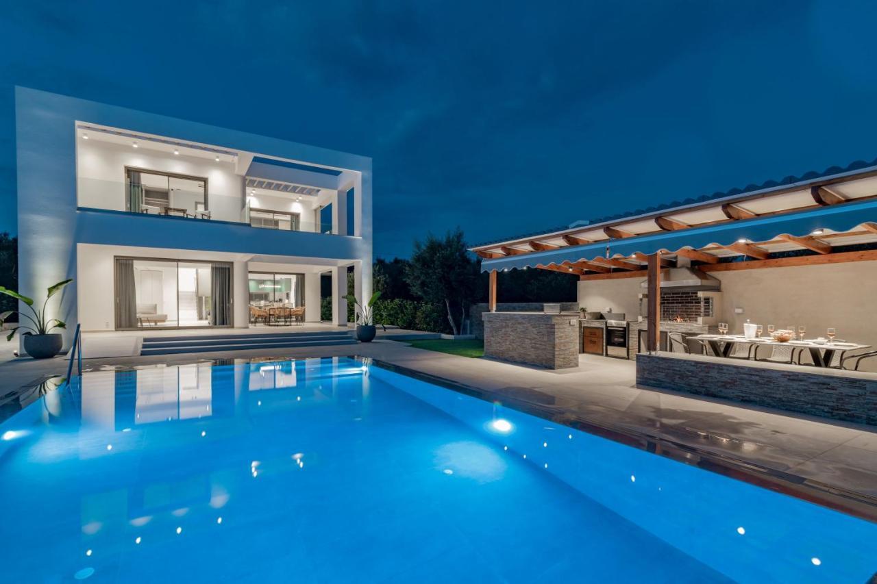 Antonia Villa - Luxurious Serenity With Private Pool, By Zantewize Kalipadhon Exterior photo